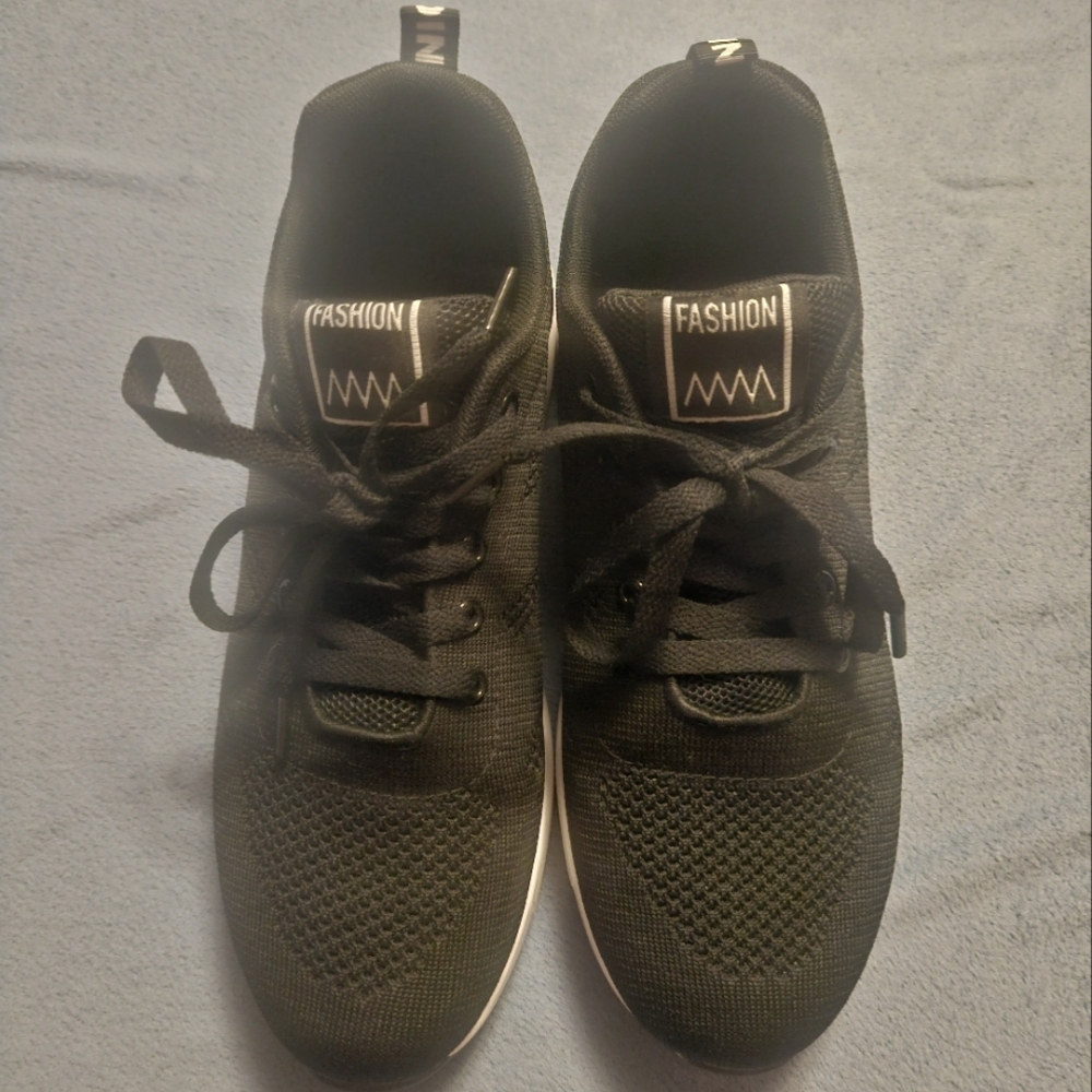 Ceni Fashion walking/tennis shoes size 8